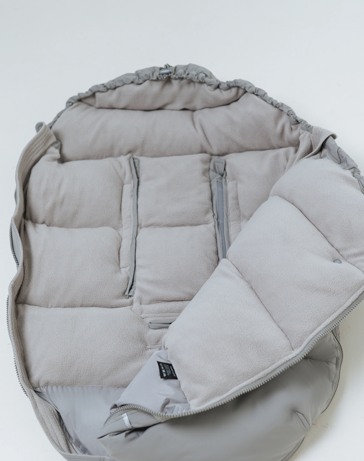 Chancelière universelle pour poussette Love and Carry ouverte gris